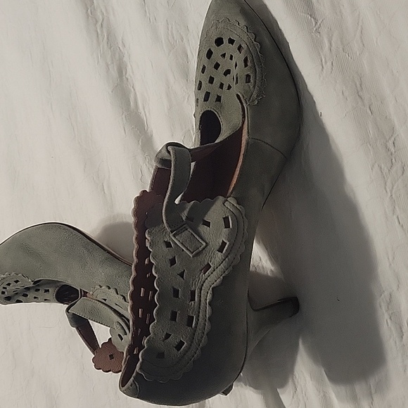 Anthropologie suede t-strap pumps size 10M - Picture 2 of 6